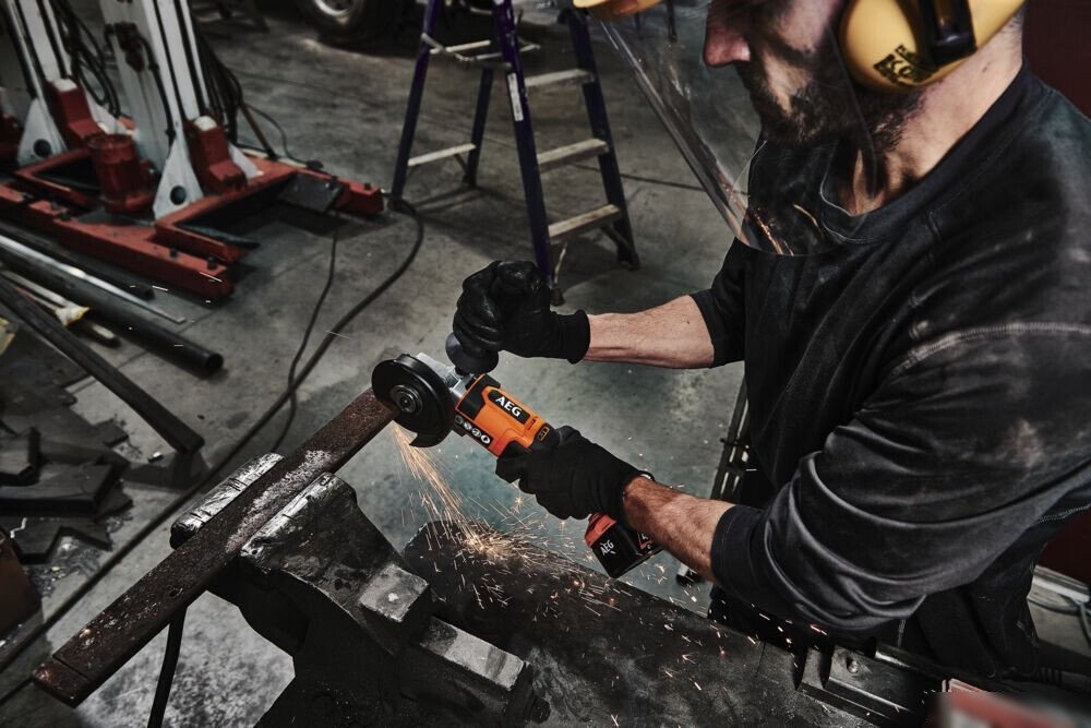 Угловая шлифмашина AEG Powertools BEWS18-125X2-0 4935498182 (без АКБ)