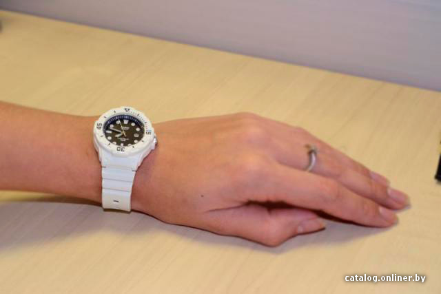 Наручные часы Casio LRW-200H-1E