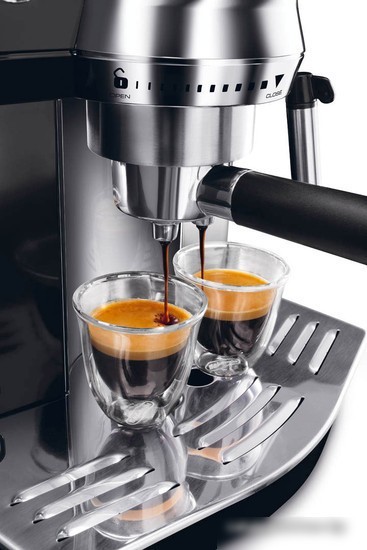 Рожковая помповая кофеварка DeLonghi EC 820.B