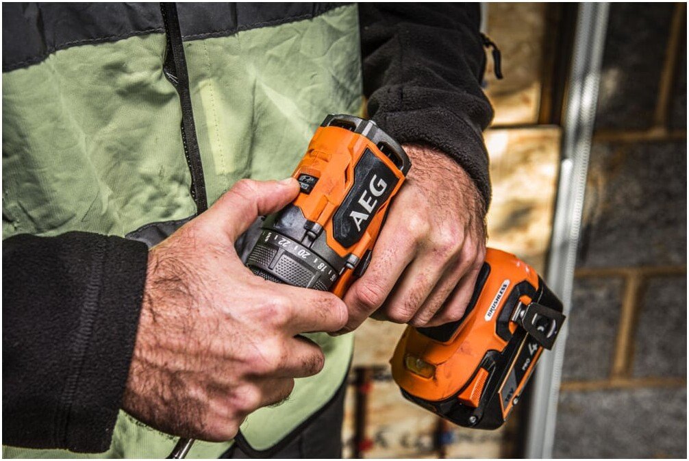 Дрель-шуруповерт AEG Powertools BS18SBL2-202C 4935480056 (с 2-мя АКБ, кейс)